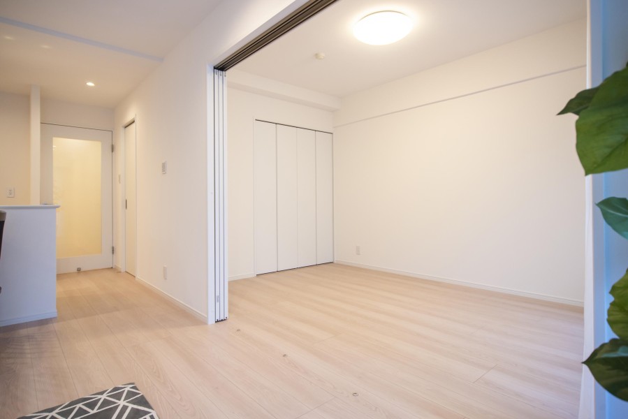 リビングに隣接した洋室2(約5.8帖)はデッドスペースがなく家具配置のしやすいお部屋です