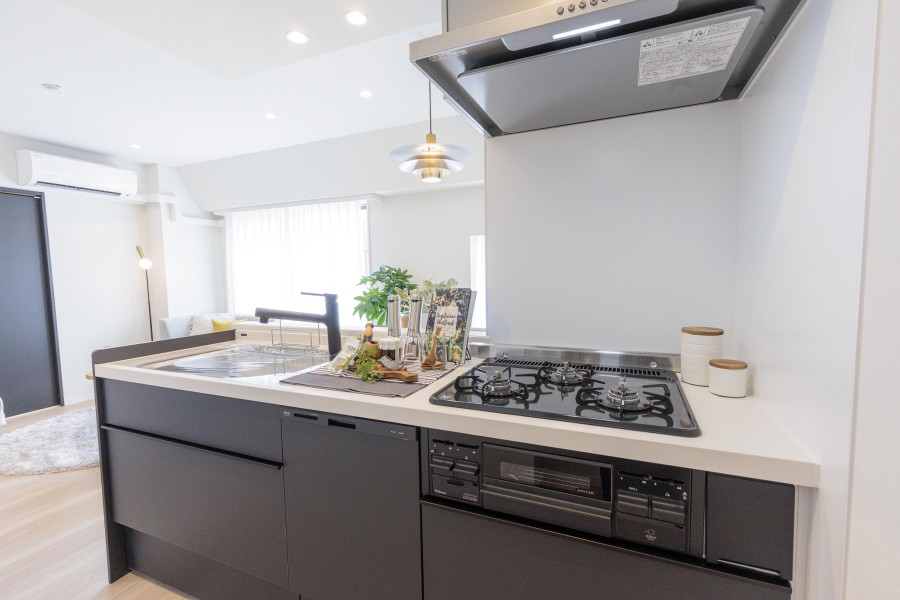 LIXIL製システムキッチンを新規設置しました。室内の色合いに調和した、デザイン性の高いキッチンです。