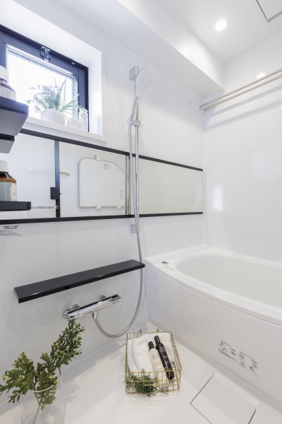 白を基調とした窓付きのバスルームは、清潔感のある開放的な空間が広がります。