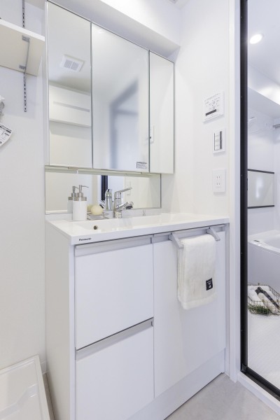 空間に美しく溶け込むスタイリッシュなデザインの洗面化粧台は、収納豊富な三面鏡タイプです。