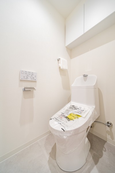 TOTO製洗浄便座付きトイレを設置しました。上部には収納に便利な吊戸棚を備え付けました。