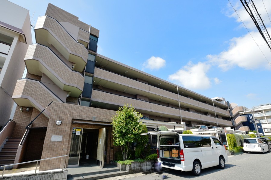 阪急西宮北口駅から12分です。神戸にも大阪にもアクセス便利な特急停車駅なので、毎日の通勤や通学も快適です。西宮北口駅南側には阪急西宮ガーデンズがあり、お買い物等にも便利です。