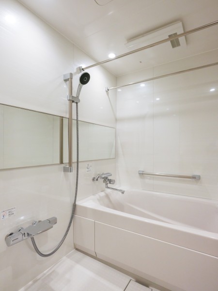 ゆったりとおくつろぎいただけるバスルームです。手すりがあるので入浴に便利です。シャワーヘッドの位置も調節できますよ。