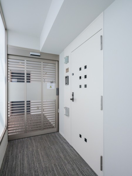 住戸へ続く共用廊下は安心の内廊下設計です。外気の影響を受けにくく、プライバシーも守られやすいです。