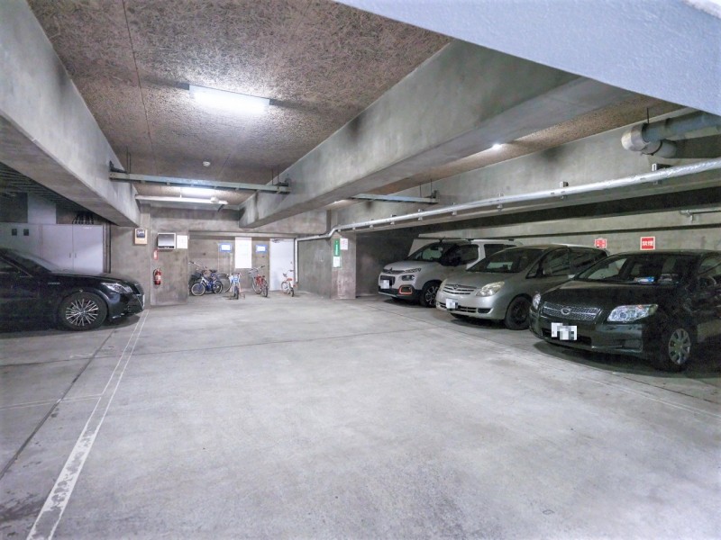 マンション内には駐車場・駐輪場を完備しています。休日のおでかけスポットの選択肢が広がりますね。