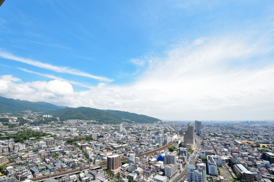 37階のお部屋からは六甲山系の山々の緑と、大阪湾までが見渡せるパノラマ眺望をお楽しみ頂けます。六甲山からは神戸の100万ドルの夜景が楽しめますので、是非散策してみて下さい。