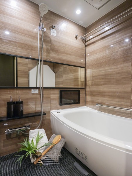 1418サイズの快適なバスルームです。美しいカーブと全身を包み込むような入浴感が特長の浴槽や光沢感のある木目調タイルによって、より一層くつろぎの空間が演出されます。