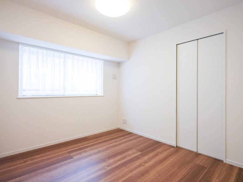 洋室1は凹凸の少ないお部屋なので、ベッドなどの大きな家具も配置しやすいです。