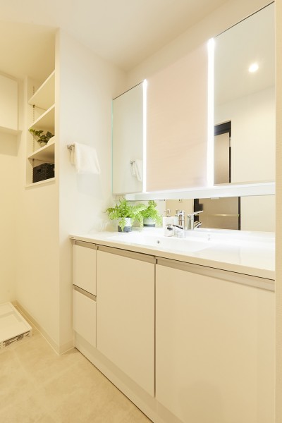 白を基調とした清潔感溢れるデザインの洗面化粧台です。