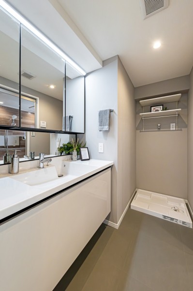 ゆとりのあるPanasonic製洗面化粧台は大きな鏡が印象的なラグジュアリーな空間です。三面鏡裏、足元のキャビネットなど収納スペースがたっぷりです。