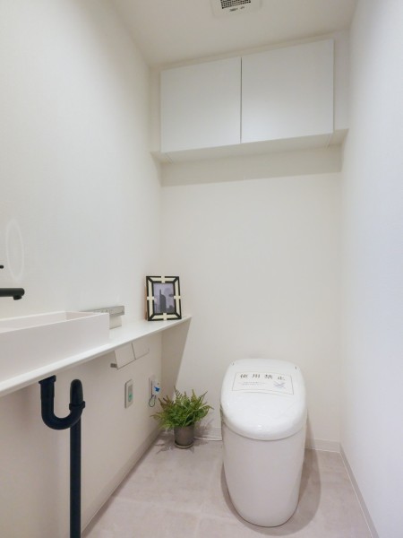 シンプルで安らぎが宿るレストルームです。手洗いカウンターやスマートなタンクレストイレを新規設置。毎日使う場所だからこそ、清潔感と使いやすさを考慮した空間です。