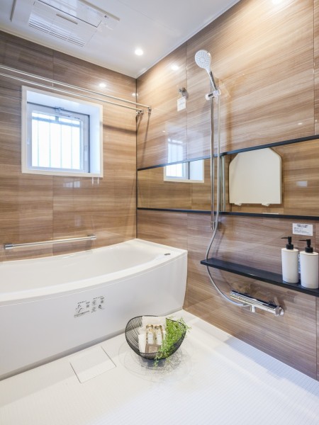浴槽・洗い場共にゆとりのあるバスルームです。大きめの窓が設けられているので、換気にも便利、自然な光を取り込むことができます。