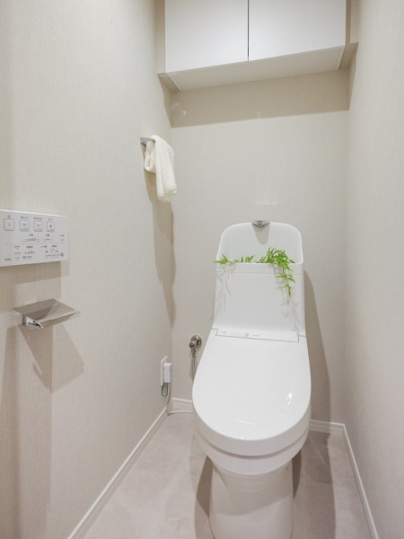 優れた節水効果や汚れが付きにくい便座など、ほしかった機能が揃ったウォシュレット一体型トイレです。収納に便利な吊戸棚を備え付けています。