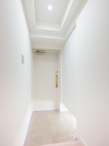白を基調とした清潔感のある玄関です。人感センサー付きライトを設置したので、暗い時間帯のご帰宅や両手が塞がっているときも快適です。