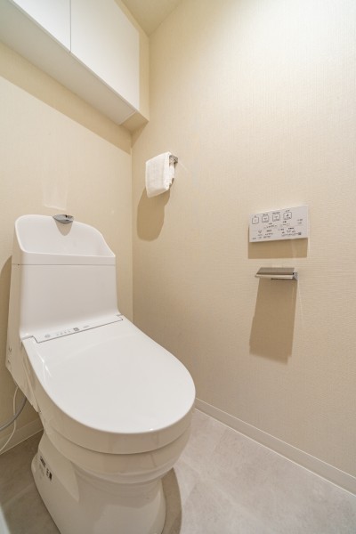 優れた節水効果や汚れが付きにくい便座など、ほしかった機能が揃ったウォシュレット一体型トイレです。トイレットペーパーなどの収納に便利な吊戸棚を備え付けました。
