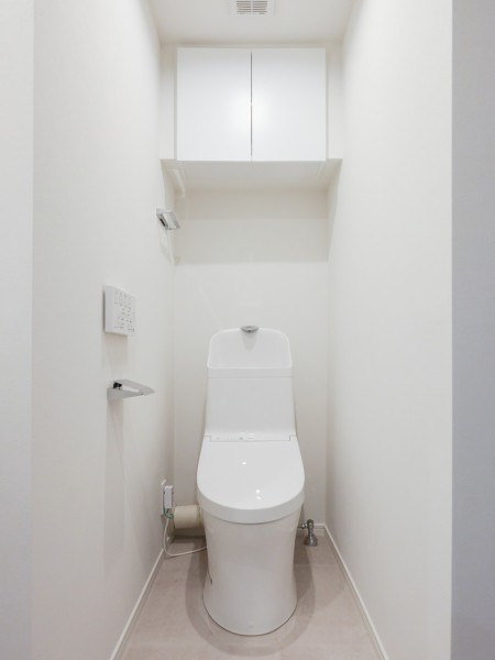 シンプルで安らぎ溢れる空間のレストルーム。優れた節水効果や汚れが付きにくい便座など、ほしかった機能が揃ったウォシュレット一体型トイレです。