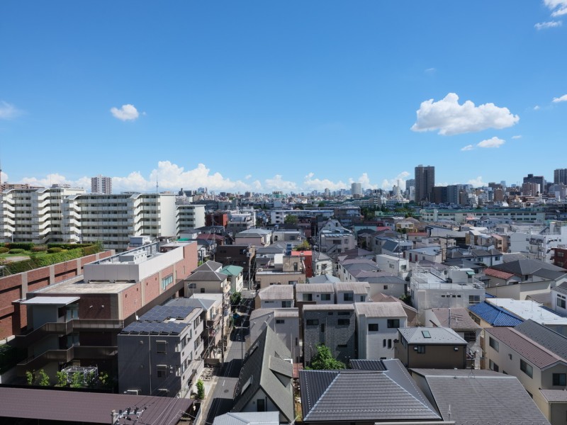 遠くの空に「東京スカイツリー」をご覧いただける開放的な眺望です。広がる青空のもとで大きく深呼吸をすれば、毎日を穏やかな気持ちでスタートできそうです。