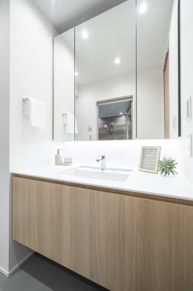 大きな鏡が印象的な洗面化粧台はラグジュアリーな雰囲気です。入浴後の豊かな時間を演出し、心からくつろげるプライベート空間です。
