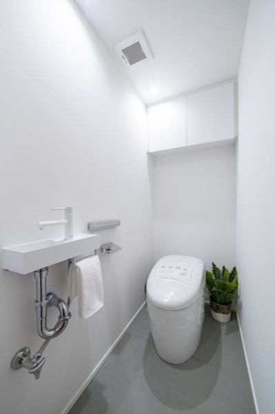 洗練されたお部屋にぴったりなスタイリッシュなタンクレストイレを新規設置しました。便利な手洗いカウンターも備え付けです。