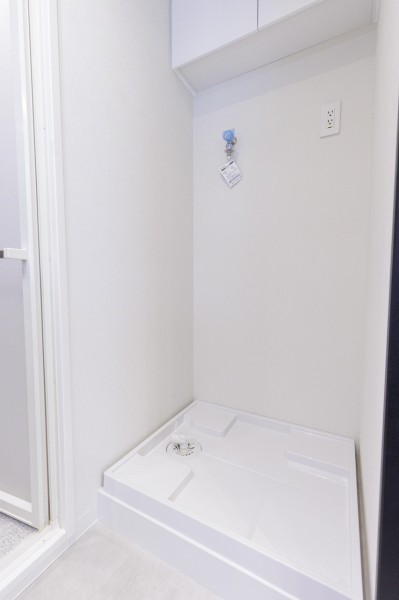 ◆ランドリー収納◆置場に困る洗濯用洗剤などを収納できる吊戸棚を造作しました。扉付きなので生活感を隠せるのも嬉しいポイント。新たにラックを設ける必要がなく、スタイリッシュな空間を維持できます。