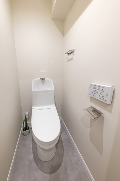 お掃除の手間を減らしてくれる機能が充実したトイレです。ニュアンスグレーとホワイトでまとめられたすっきりとした空間です。