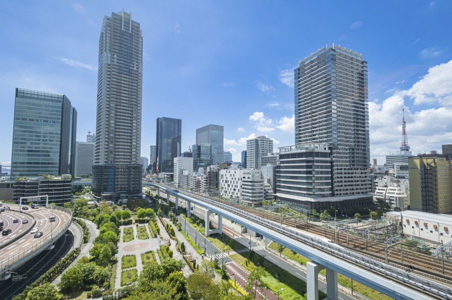 東京タワービューの開放感ある眺望が楽しめるお部屋です。高層ビル群が立ち並ぶ景色に都心の刺激を間近にしつつ、眼下にはイタリア公園の鮮やかな緑が広がります。