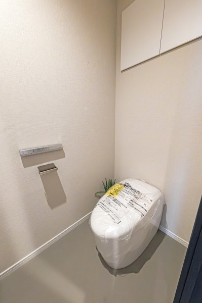 レストルームには洗練されたお部屋にぴったりなスタイリッシュなタンクレストイレが設置されています。ゆったりとした手洗いカウンターも備え付けです。