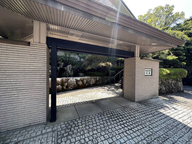 老舗旅館、歴史的建造物を思わせる重厚な門が迎えてくれます。ゆったりとした敷地に総戸数33戸の贅沢な空間。周辺には知恩院・青蓮院・平安神宮などがあり、京都を満喫出来る立地です。