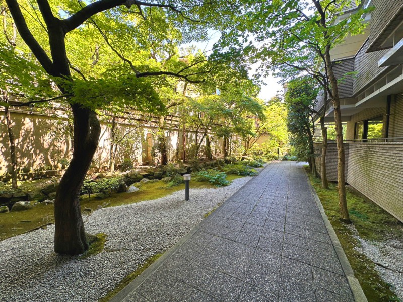 手入れの行き届いた木々の間から優しい光が差し込む中庭です。敷地内に日本庭園を有する当マンションでは、日本の文化に触れる優雅な時間を過ごすことができます。外からでもその美しさと風格に圧倒されます。