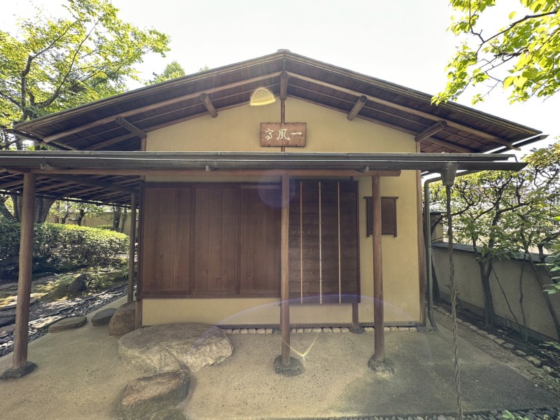 敷地内には茶室も用意されています。日本庭園に茶室が古き良き日本の文化を感じさせ、そこにいるだけでも雰囲気を楽しむことができます。美しく整えられたお庭の散策も楽しめます。