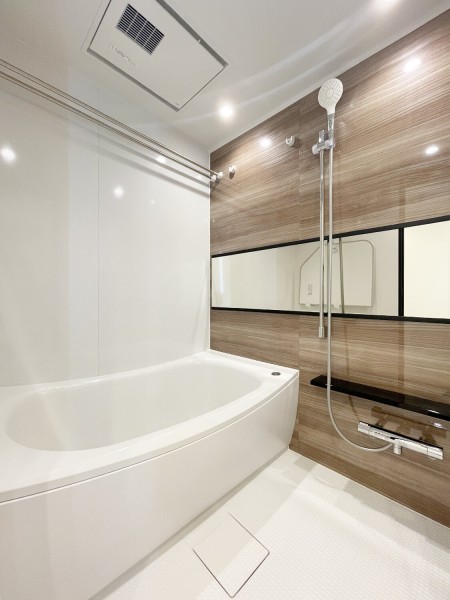 美しいカーブと全身を包み込むような入浴感が特長の浴槽は、くつろぎの空間が演出されるバスルームです。