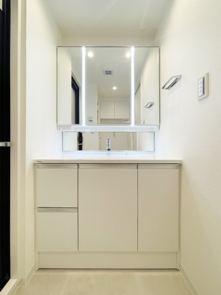 anasonic製洗面化粧台を新しく設置した洗面室。白を基調とした清潔感のある空間です