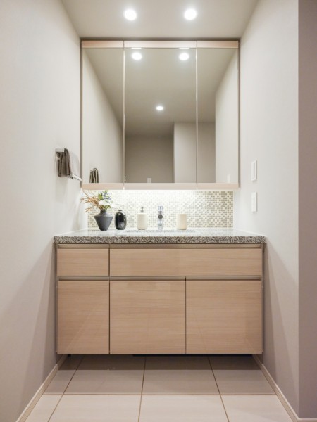 キッチンと統一感のあるデザインの洗面化粧台です。入浴後の豊かな時間を演出し、心からくつろげるプライベート空間です。
