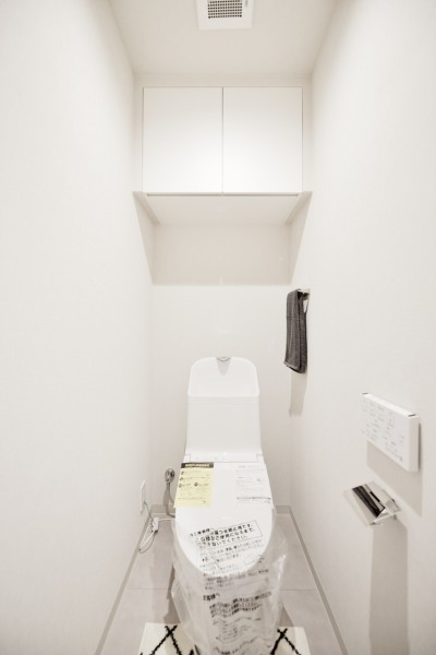 TOTO製ウォシュレット一体型のトイレも新規交換済みです。お掃除便利な機能が搭載されており、毎日のお手入れも楽々です。吊戸棚も設置済みで小物類の収納にも便利です。