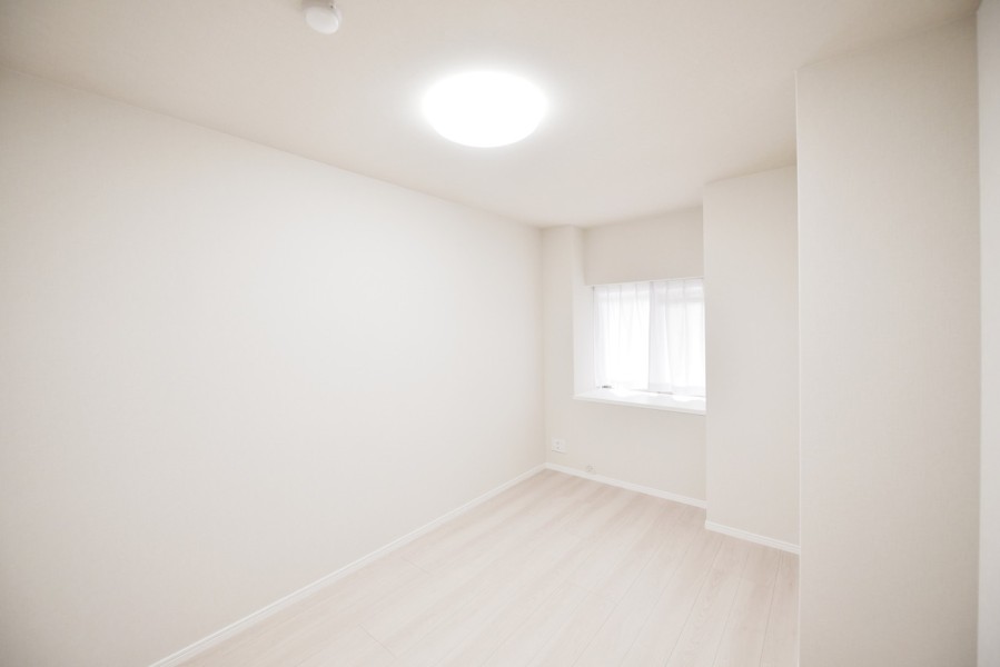 洋室2（約6.1帖）は優しい光が差し込むお部屋です。作業や課題に集中できるワークスペースや子供部屋にもおすすめです。すべてのお部屋にクローゼットも備え付けです。