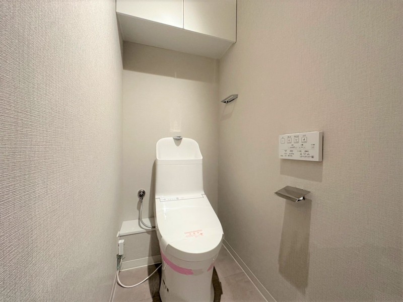 TOTO製ウォシュレット一体型のトイレ新規交換済みです。お掃除が便利な機能も搭載していますので、お手入れ簡単で清潔に保つことができます。収納に便利な吊戸棚も設置致しました。