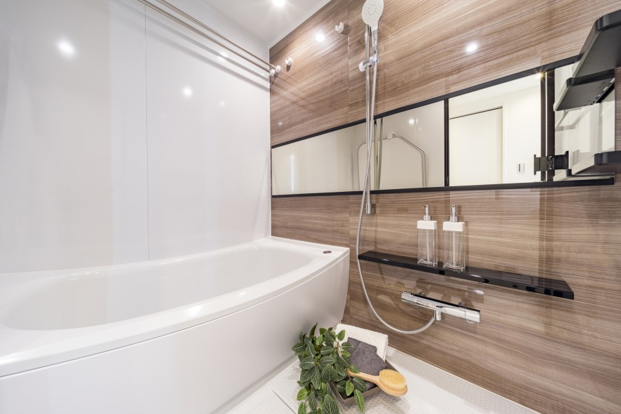 美しいカーブと全身を包み込むような入浴感が特長の浴槽は、くつろぎの空間が演出されるバスルームです。