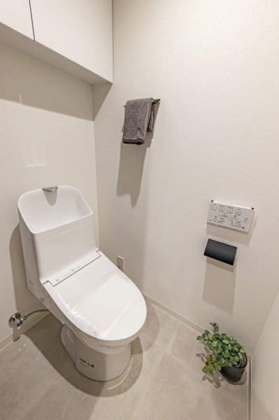 シックにまとめられたレストルームは安らぎのスペースです。ウォシュレット一体型のトイレは、お掃除の手助けをしてくれる便利機能が搭載されています。