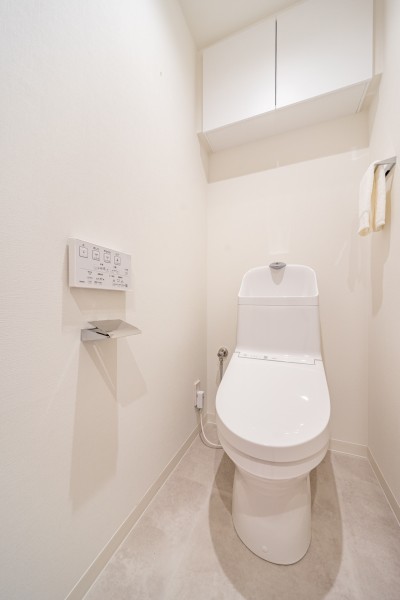 TOTO製ウォシュレット一体型のトイレは、お掃除の手助けをしてくれる便利機能が搭載されています。