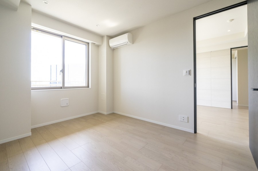 約7.0帖の洋室1です。ウォークインクローゼットがあるので、荷物はたっぷりし収納し居室部分を広々とお使いいただけます。