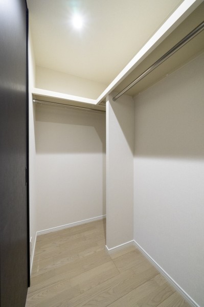 ウォークインクローゼットの中の様子です。奥行きがあるので、キャリーケースやオフシーズンの家電なども収納できそうです。