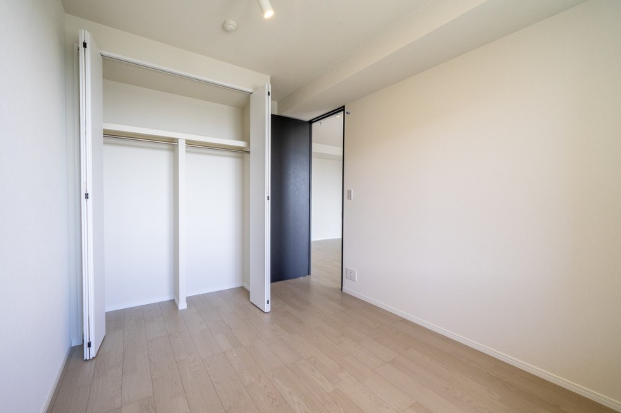 明るく心地の良い自然光が注がれる洋室2です。ナチュラルテイストな内装はどんな家具にも相性バッチリです。