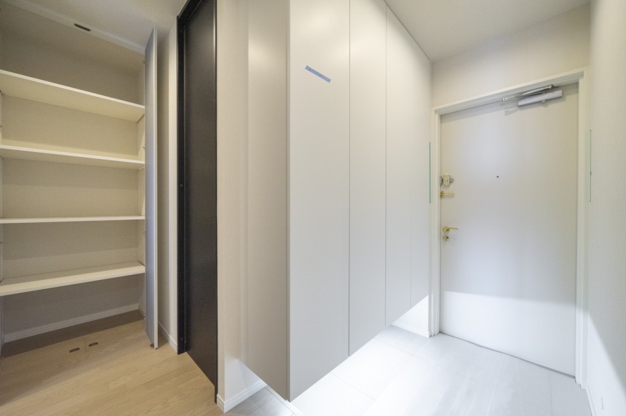 フットライトの光が気品と格調高さを醸し出す玄関です。収納豊富なシューズボックスがあり実用的なスペースです。