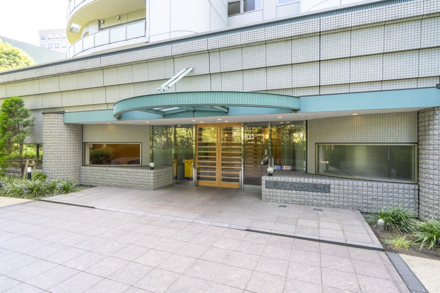 広々としたアプローチやエントランス、ラウンジもありホテルライクなマンションです。レストラン・クリニック・郵便局などが隣接し、快適な暮らしをサポートする施設が充実しています。