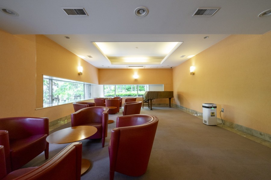 上質な居住空間へやさしく誘うエントランスロビーです。グリーンビューが視界に入り、安らぎのある空間です。