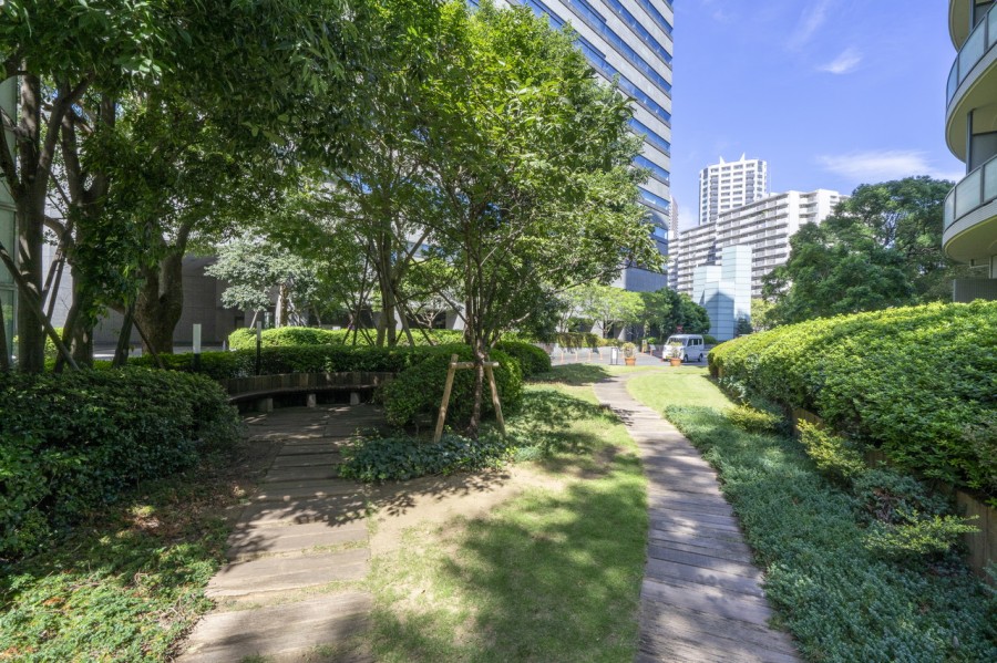 マンション目の前は目黒川や緑豊かな居木橋公園があり、都心に位置しながらも自然も感じることができるロケーションです。