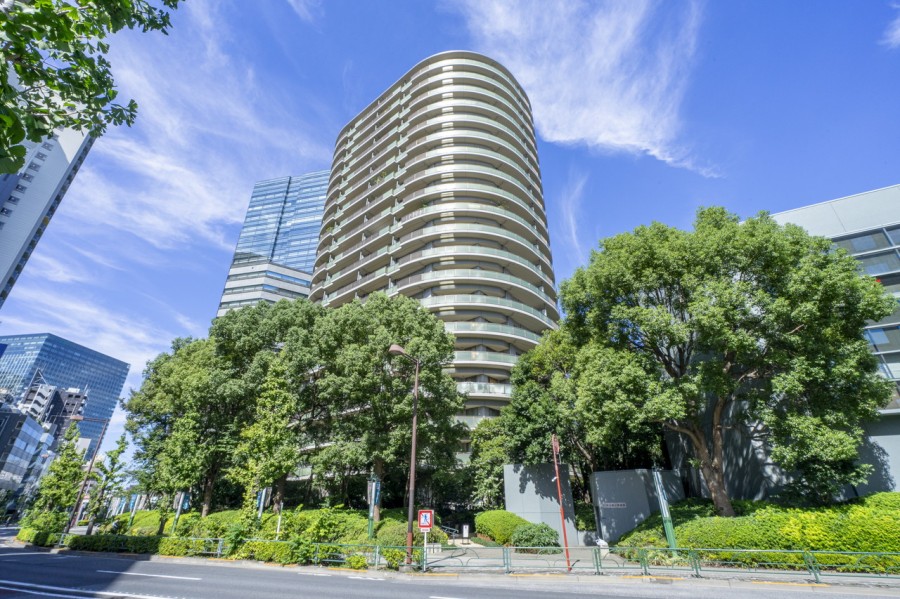 駅直結のゲートシティ居住棟!利便と、自然が寄り添う。安らぎに満ちたレジデンスです。「ゲートシティ大崎」や「大崎ニューシティ」など駅直結の商業施設も充実しています。