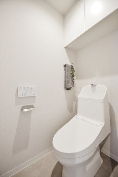 TOTO製ウォシュレット一体型トイレ新規交換済みです。お掃除しやすい機能なども搭載しており、毎日のお手入れもストレスなく行えます。吊戸棚も設置しており、小物の収納にも便利です。
