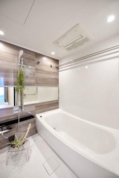 浴室は1620サイズで広々としており、毎日のお疲れもゆったりと癒して頂けます。汚れが落ちやすい素材を採用し、お手入れも楽にすることができます。