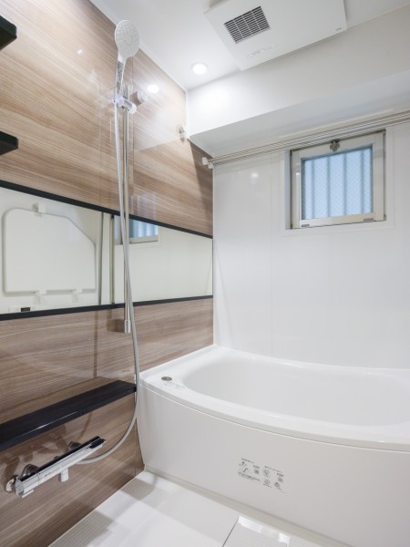 浴室にも窓があるので、自然光を採り込み換気にも嬉しいバスルームです。光沢のある木目調のパネルが、より一層くつろぎの空間へ誘います。